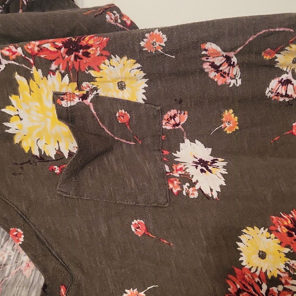 Torrid Floral V-Neck Short Sleeve Top - Picture 2 of 6